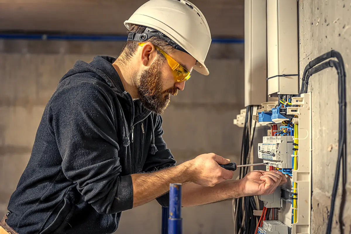 Elektriker arbeitet am Stromkasten