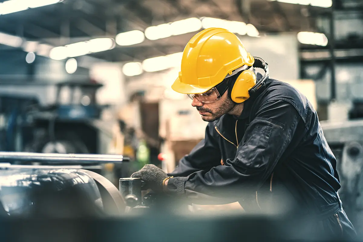 Industriearbeiter am Schleifgerät